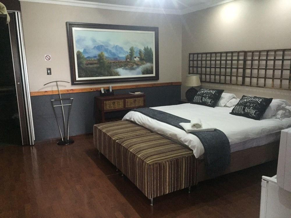 African Moon Corporate House Kempton Park Exterior photo